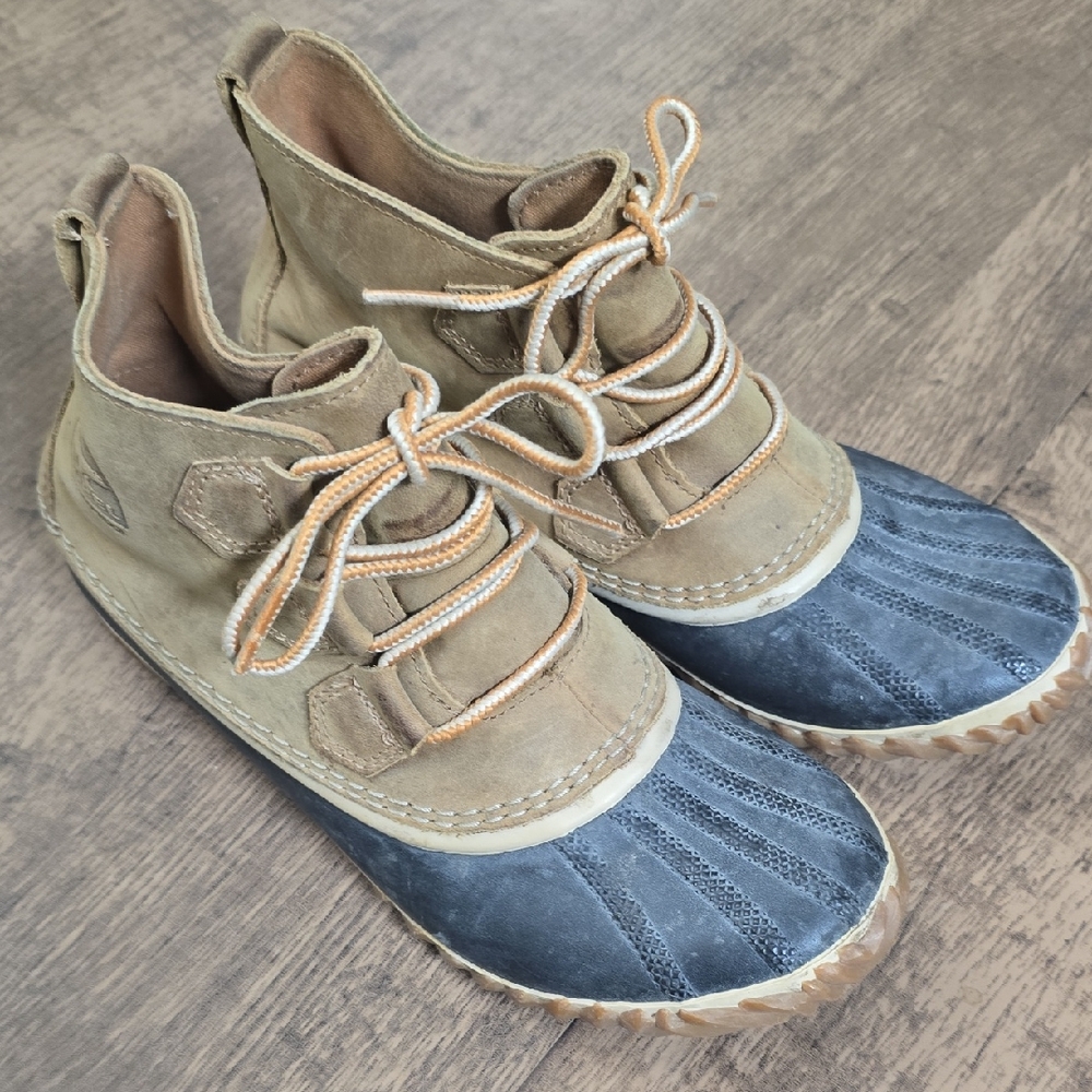 SOREL Tan and Black‎ Lace-Up Boots